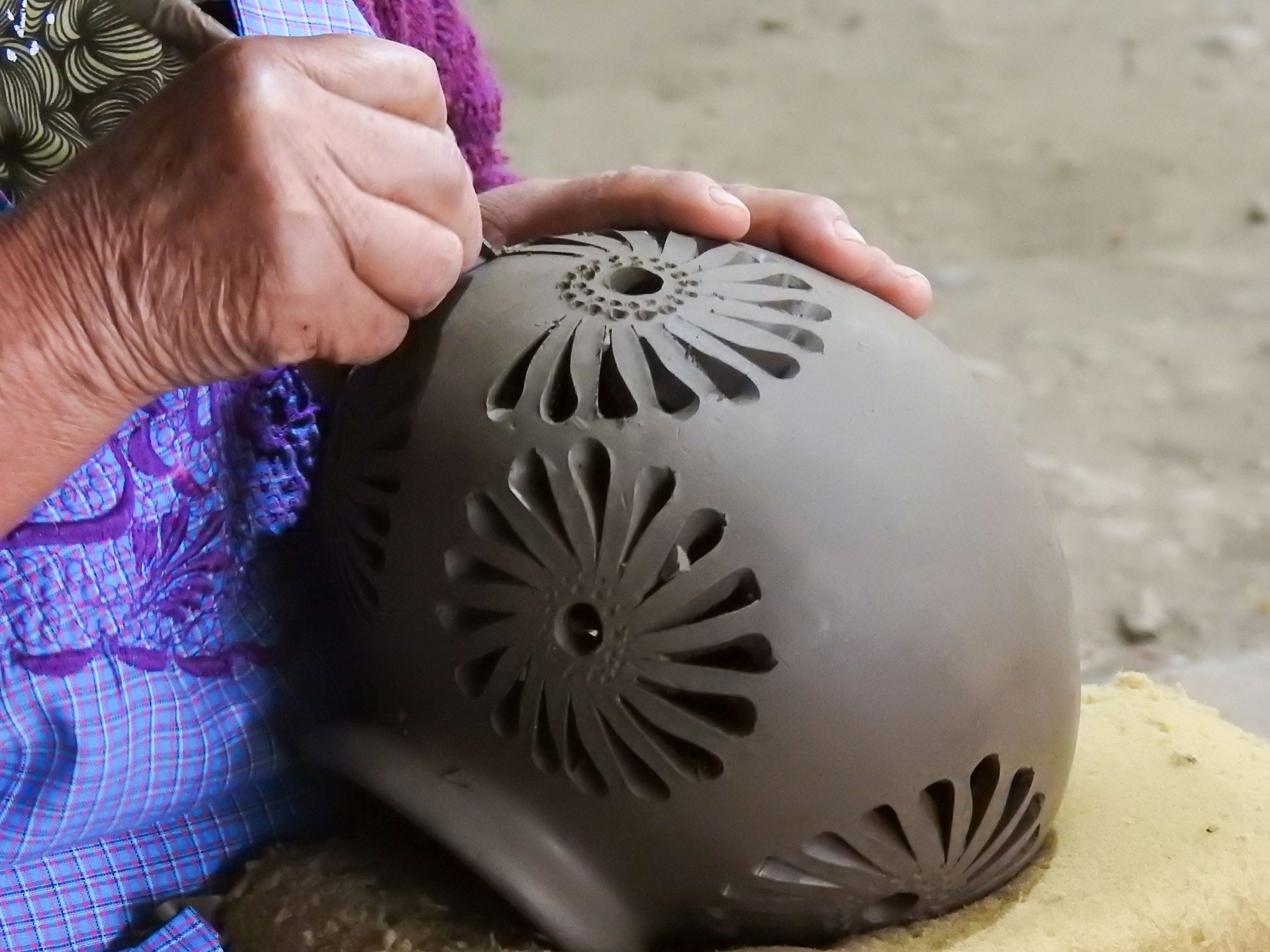 Making mexican black pottery